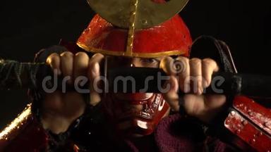 一个身穿漂亮红色盔甲，戴着面具的武士从刀剑中拔出